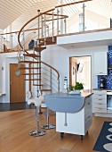 Skandinavische Küche mit Kücheninsel auf Rädern in offenem, Wohnraum; Wendeltreppe aus Stahl und Holz führt zu Obergeschoss