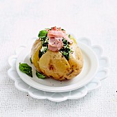 Baked potato with spinach, ham and ricotta