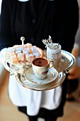 Kellnerin serviert Kaffee mit Turkish Delight