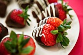 Chocolate-dipped strawberries with white and dark chocolate