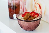 Detox Cashewkern-Joghurt mit Erdbeeren und Birnen