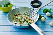 Eiweiss-Pilz-Omelett mit frischem Blattspinat