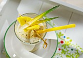 Tropischer Müsli-Shake mit Haferflocken, Banane, Ananas und Kokosmilch