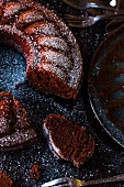 Rote-Bete-Schokoladenkuchen mit Puderzucker, angeschnitten