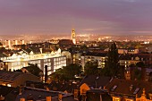 Blick von der Martin-Luther-Kirche in Äußerer Neustadt auf Dresden am Abend