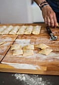 Selbstgemachte Ravioli auf Holzbrett