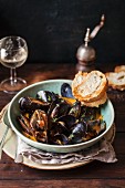 Mussels in tomato sauce with white bread