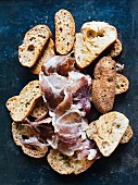Garlic croutons with prosciutto