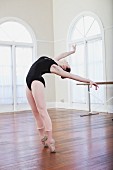 Ballerina macht Ballettübungen im Ballettsaal