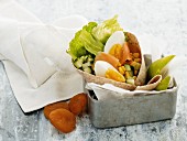 Wrap mit Ei und Räucherlachs in Lunchbox