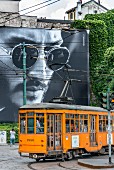 Mode und Nostalgie treffen sich: eine alte Tram Ventotto fährt an einem Giorgio Armani Plakat vorbei, Mailand