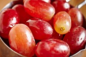 Red, seedless grapes (close-up)