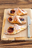 Puff pastries with plums and icing
