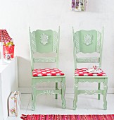 Make over - restaurierte, grüne Küchenstühle mit Schnitzereien und geblümte, folkloristische Sitzpolster