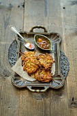 Indische Zwiebel-Bhaji mit Mangochutney