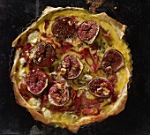 A puff pastry fig, smoked ham and feta cheese quiche (seen from above)
