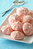 Strawberry meringues with pink sugar