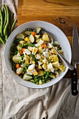 Russischer Salat mit grünen Bohnen, Kartoffeln und Ei (Draufsicht)