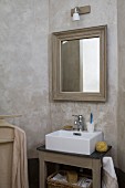 Mit Umbra marmorierte Wände in Badnische, gerahmter Spiegel über Landhaus Waschtisch mit modernem Aufsatzbecken