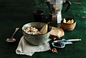 Frühstücksmüsli mit Birnen und Walnüssen, Brot, Marmelade und Kaffee