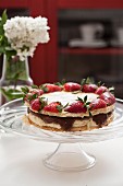 Schokoladenkuchen mit Erdbeeren auf Küchentisch