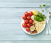 Säure- & basenbildende Lebensmittel in ausgeglichenem Verhältnis auf Teller