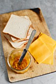 Zutaten für Käsesandwich mit Mangochutney (USA)