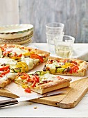 Zucchini-Paprika-Pizza mit Mozzarella