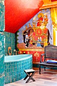 Orientalisch gestaltetes Bad mit Elefantenkarawanen Motiv, türkise Ornamentfliesen auf Badewannenfront und Wand