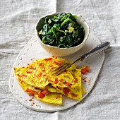 Omelett mit roter Paprika und frischem Blattspinat