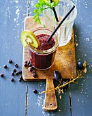 Heidelbeer-Kiwi-Smoothie mit Weintrauben, Spinat, Petersilie und Brennnesseln