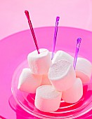 Marshmallows auf pinkfarbenem Teller