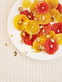 Orangensalat mit Honig, Mandeln & Walnüssen (Aufsicht)
