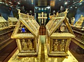 The cathedral treasure: reliquary caskets to the left and right with the chapter cross in the middle, Diözisanmuseum, Osnabrück