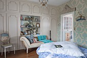 Elegante Einbauschrankwand mit offenem Regal, Chaiselongue in antikem Schlafzimmer