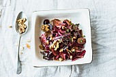 Salat aus Roter Bete, blauen Weintrauben und Daikonkresse
