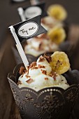 Schokoladen-Cupcakes mit Bananentopping in Manschetten mit Fähnchen
