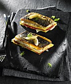Fisch-Lasagne mit Tomaten und Bechamelsauce auf Steinplatte