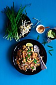 Pad Thai (Bratnudeln mit Schnittknoblauch, Mungbohnensprossen, Erdnüssen, Limetten, Thailand)