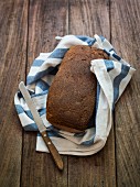 Frisch gebackenes hausgemachtes Sauerteigbrot