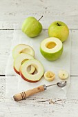 Apfelringe und halber Apfel mit ausgestochenem Kerngehäuse