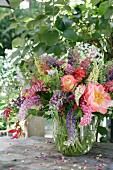 Sommerblumenstrauss mit Lupinen, Rosen und Gloriosa in Glasvase