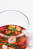 Sangria mit Erdbeeren und Minze im Glas