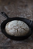 Rustikales Sauerteigbrot in einer Pfanne