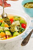 Vegane Gemüsesuppe mit selbstgemachtem Pistou