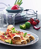 Enchiladas mit Frühlingszwiebeln und Limetten