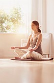 Junge Frau bei in Yoga-Sitz