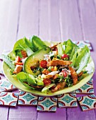 Bunter Salat mit Avocado, geräucherter Makrele und Tostadas