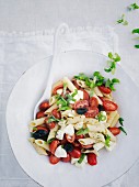 Penne mit Tomaten, Oliven und Mozzarella