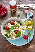 Bulgur salad with spinach and raspberries